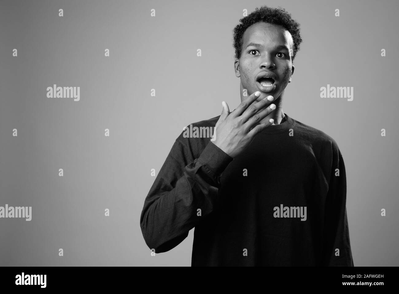 Portrait de jeune homme africain contre l'arrière-plan gris Banque D'Images