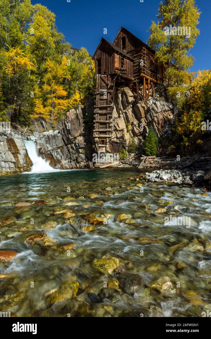 2 octobre 2019, Crystal, Colorado, USA - Vieux Moulin est une usine située en 1892 sur un piton rocheux au-dessus de la rivière de Cristal Banque D'Images