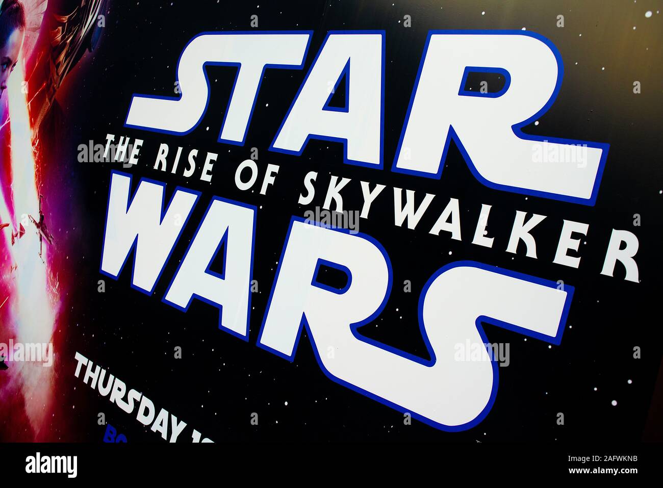 Une partie de l'affiche à l'extérieur de l'Empire cinéma à Leicester Sq, Londres, annonçant la sortie de Noël de Star Wars - La Montée de Skywalker. Banque D'Images