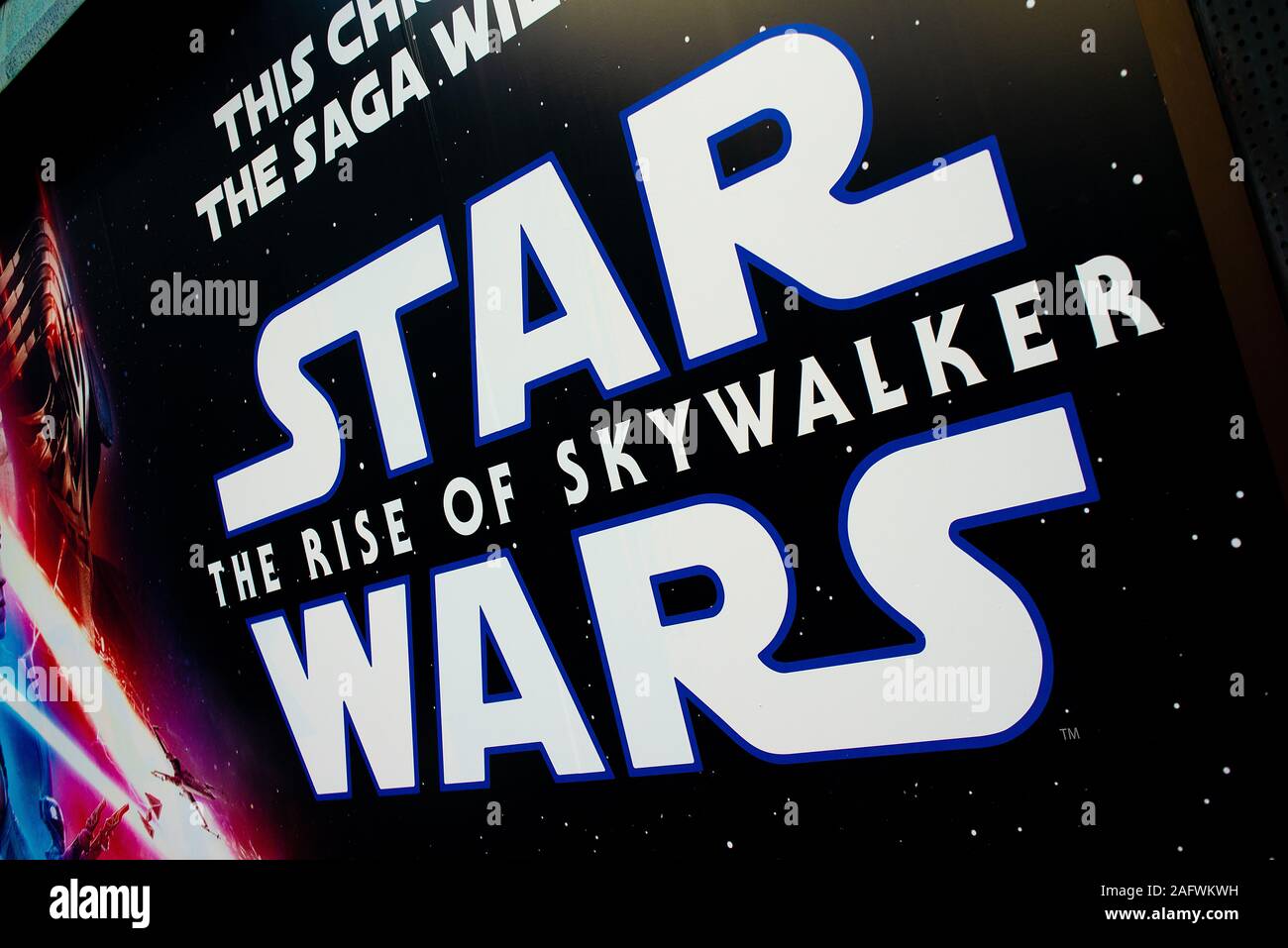 Une partie de l'affiche à l'extérieur de l'Empire cinéma à Leicester Sq, Londres, annonçant la sortie de Noël de Star Wars - La Montée de Skywalker. Banque D'Images