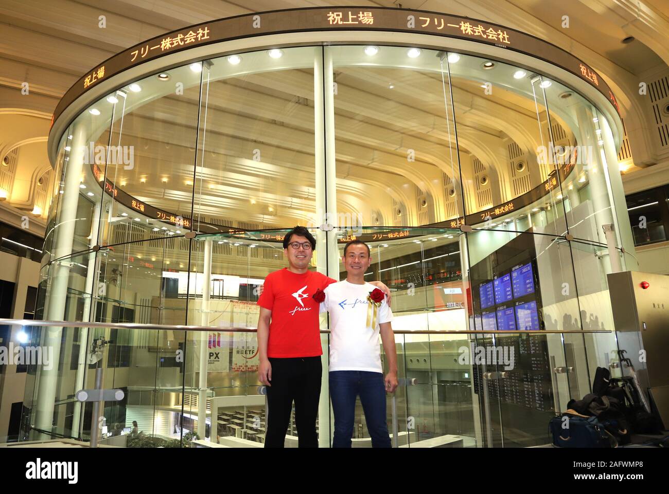 Tokyo, Japon. 25Th Dec 2019. Basé sur un nuage japonais de la comptabilité et des resource software venture 'abonnement' président Daisuke Sasaki (R) et Takashi CTO Yokomichi (L) pose pour la photo en tant que la société est cotée à la Bourse de Tokyo à Tokyo, le marché des mères Mardi, Décembre 17, 2019), la capitalisation boursière de freee était de plus de 125 milliards de yen après l'épargne. Credit : Yoshio Tsunoda/AFLO/Alamy Live News Banque D'Images