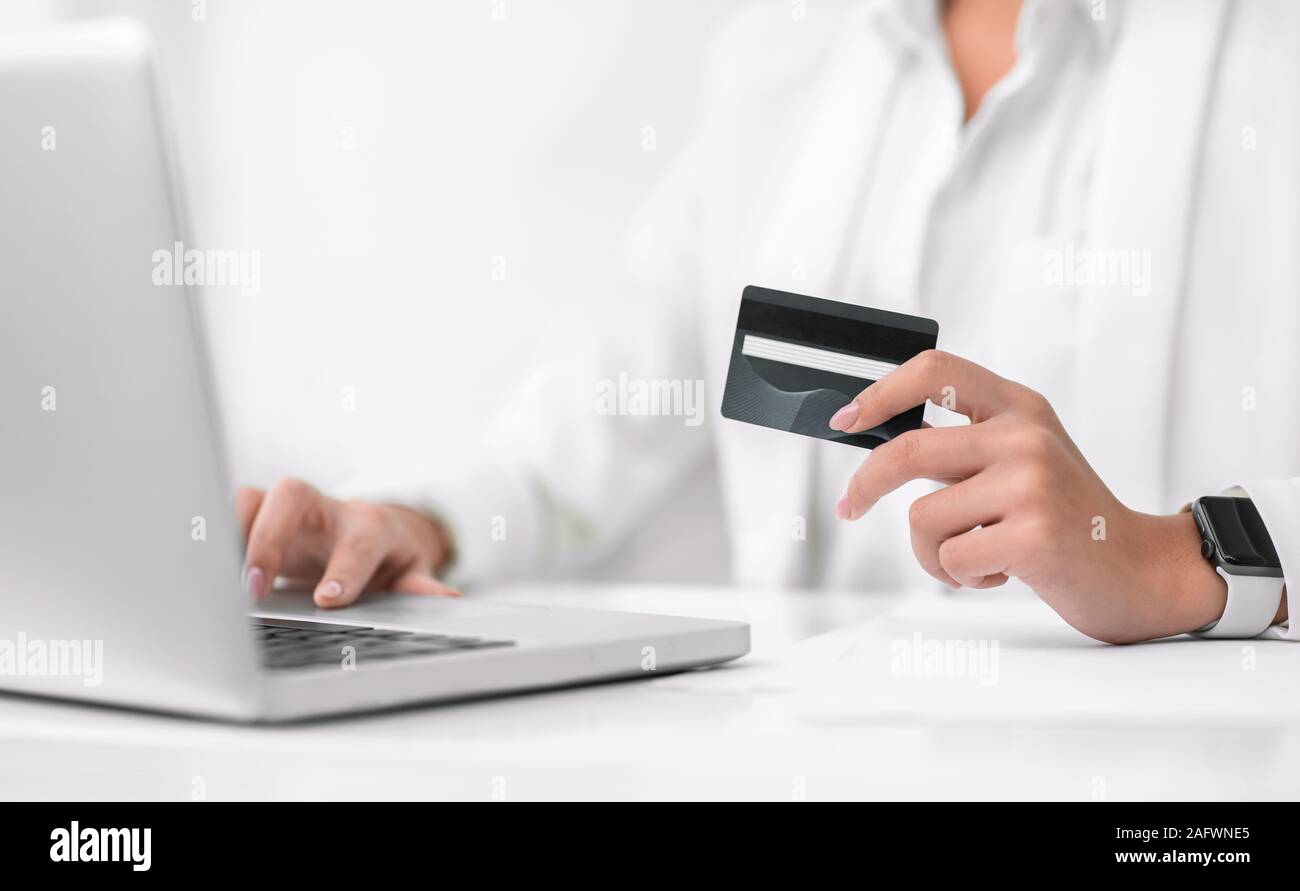 Fille de faire des achats à l'aide d'un ordinateur portable Banque D'Images