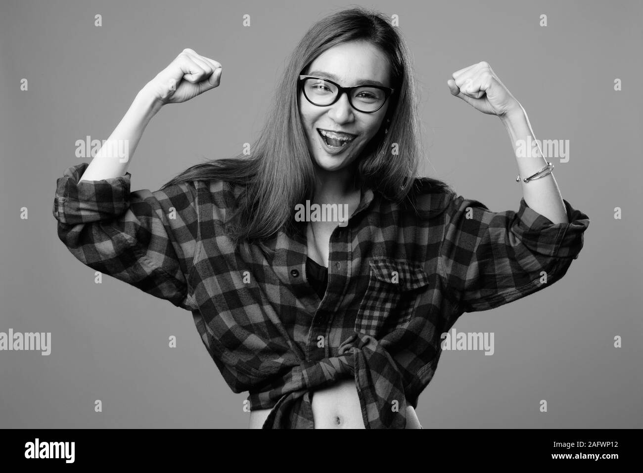 Portrait de jeune femme hipster belle asiatique en noir et blanc Banque D'Images