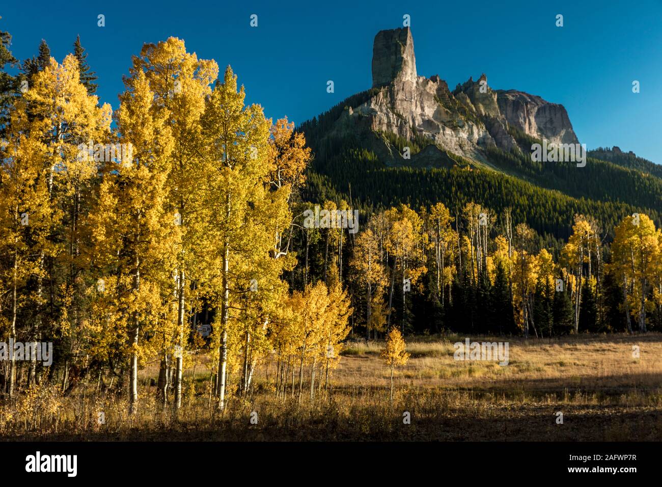 Le 7 octobre, RIDGWAY, Colorado, USA - Courthouse Peak Mountain à l'extérieur montre Colorado Ridgway Cimarron Montagnes en automne couleurs aspen Banque D'Images