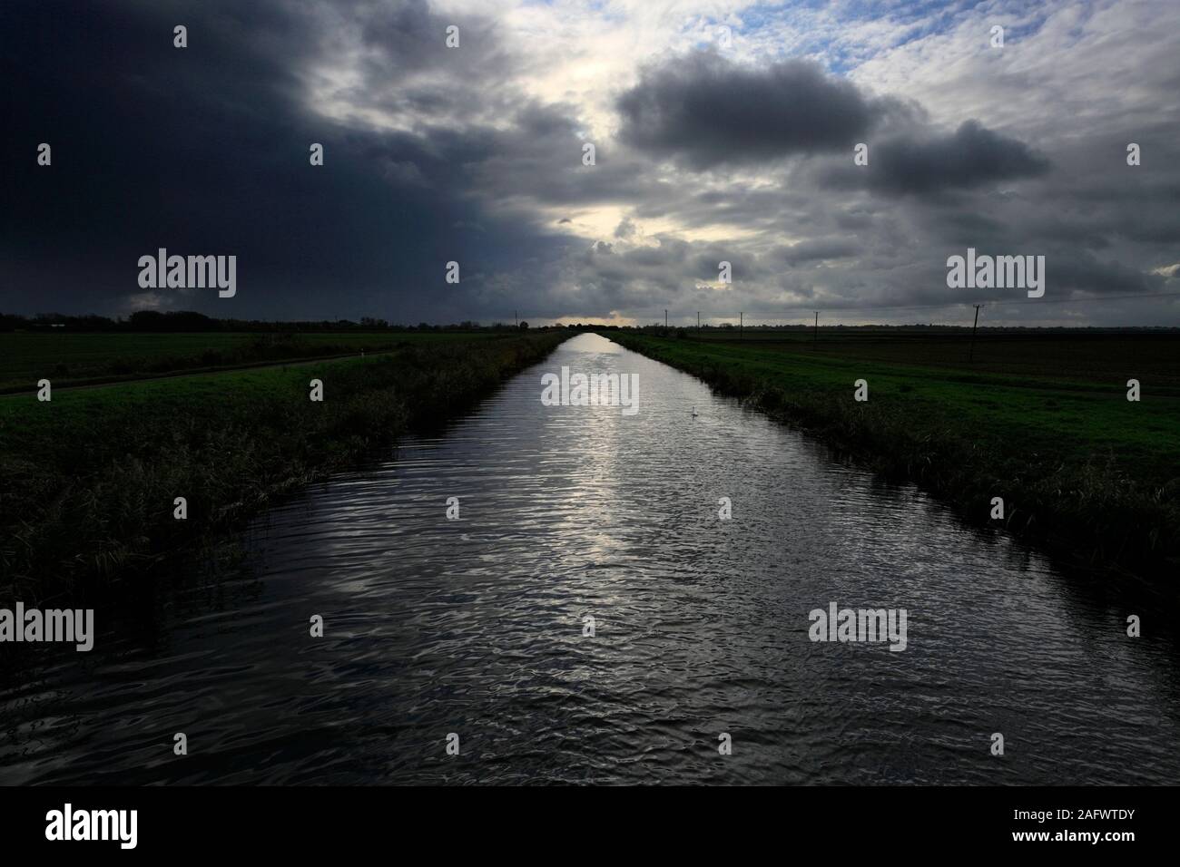 Tempête sur la rivière Nene, ville de Ramsey, Fenland, Cambridgeshire, Angleterre, Royaume-Uni ; Banque D'Images