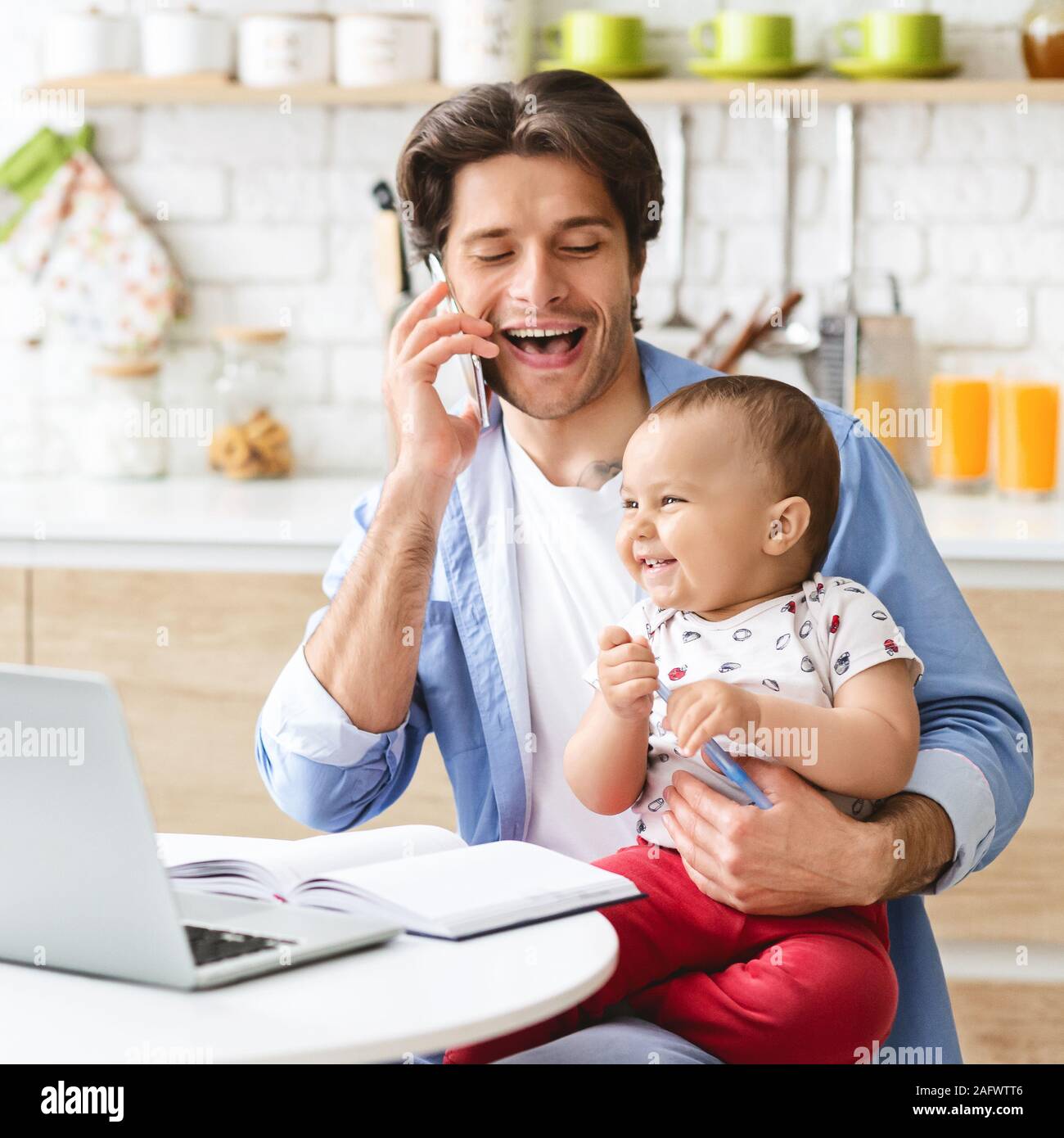 Cheerful Pere Travaillant A La Maison Avec Bebe Fils Parlant Au Telephone Photo Stock Alamy