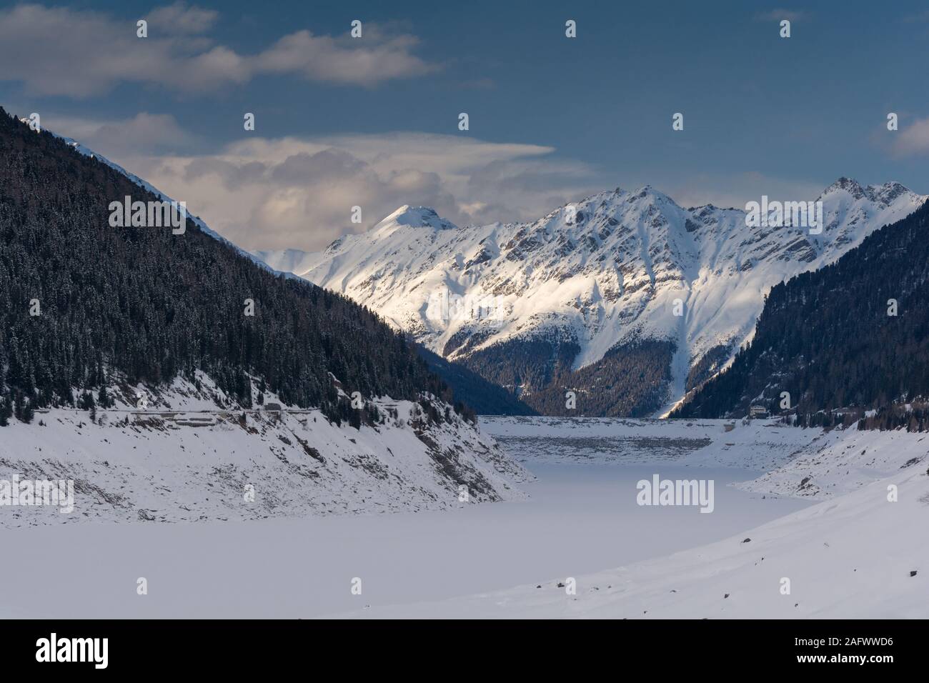 Très belle vue sur lac de montagne et les montagnes. Vue sur le lac et la vallée Kaunertaler à Kaunertal, Tyrol, Autriche. Banque D'Images