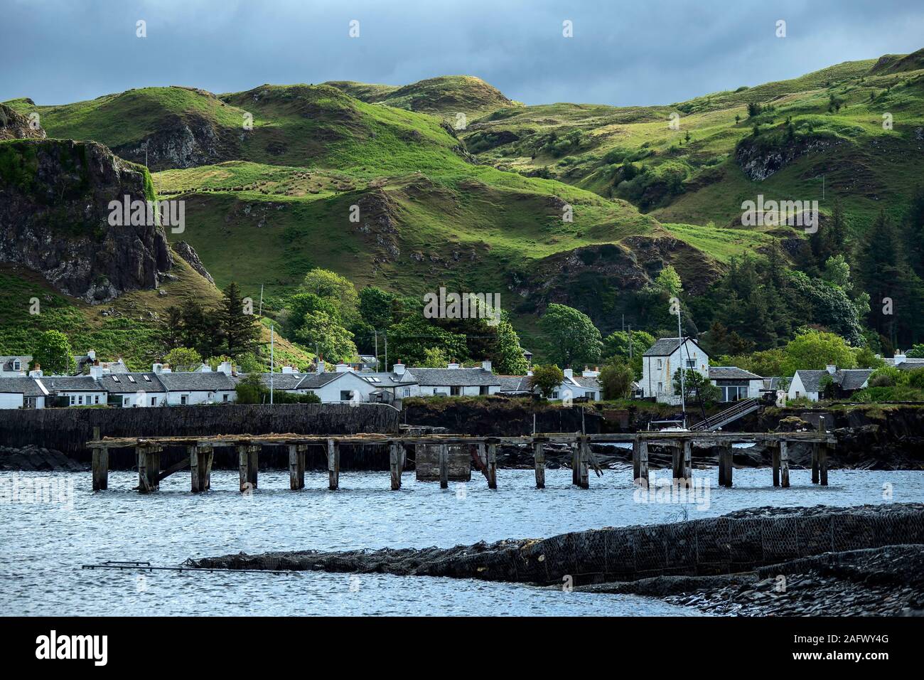 Regarder en arrière vers le port de Ellenabeich, un petit village sur l'île de seil d'Easdale Island montrant l'ancienne jetée en ardoise. Banque D'Images