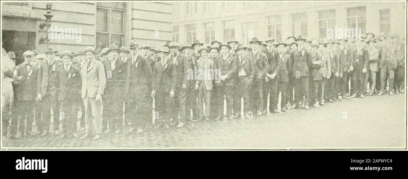 . Histoire du comté de Chautauqua, New York, et de son peuple. FREDERICK PALMERWar correspondant. UIv armée :;J-J !V ?- ? Je l'HISTOIRE MILITAIRE ; yi 469 27 Novembre-Seth G. Cross, de Stockton, est mort le 27 octobre, ENFRANCE, de pneumonie lobaire. 29 novembre-Lieut. Rudolph E. Peterson est killedin action, 4 novembre. Il est entré dans le camp de formation des officiers au fort Niagara pour une période d'intensivetraining. Il a été promu sous-lieutenant. Il était avec le 316e d'infanterie. Il est pensé qu'il était killedin la Meuse, comme la 79e Division, dont son companywas une partie, avaient été signalés comme étant dans ce secteur. Ken Banque D'Images