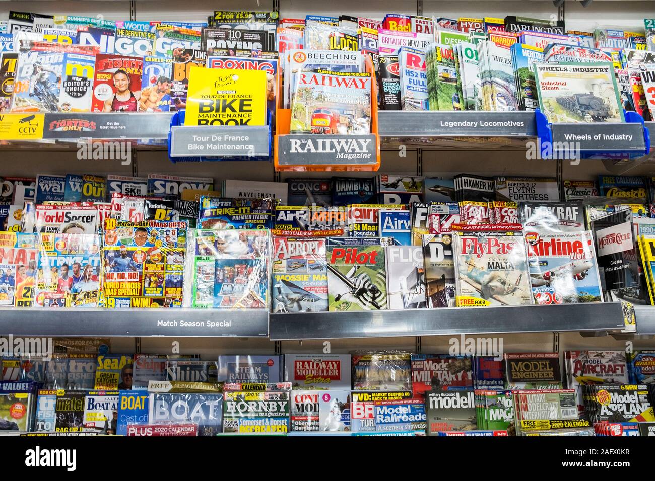 Une large sélection de magazines et revues en vente dans un magasin de WH Smith. Banque D'Images