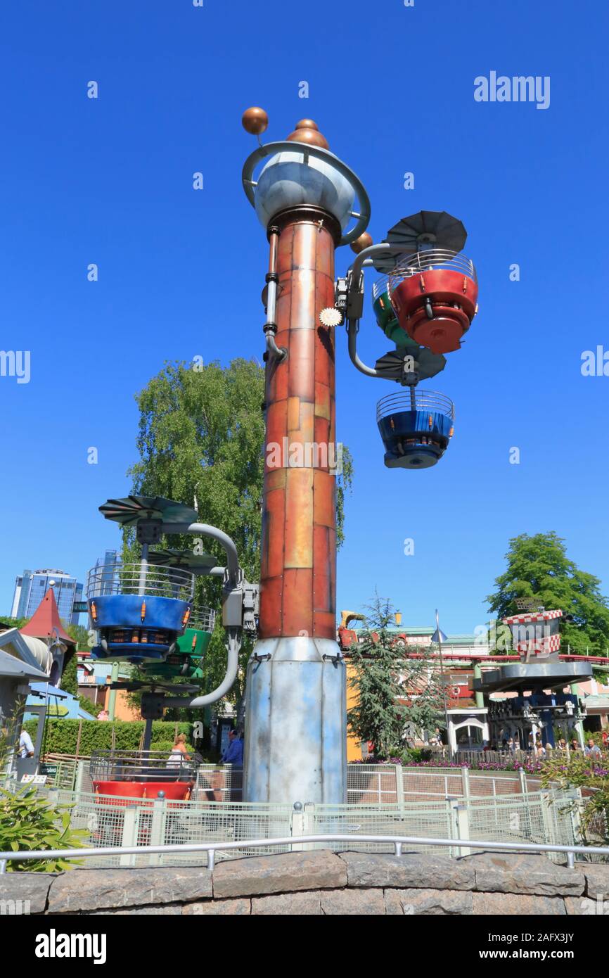 Le manège appelé dans Högspänningen dans le parc à thème Liseberg Göteborg City, en Suède, au cours de l'été. Banque D'Images