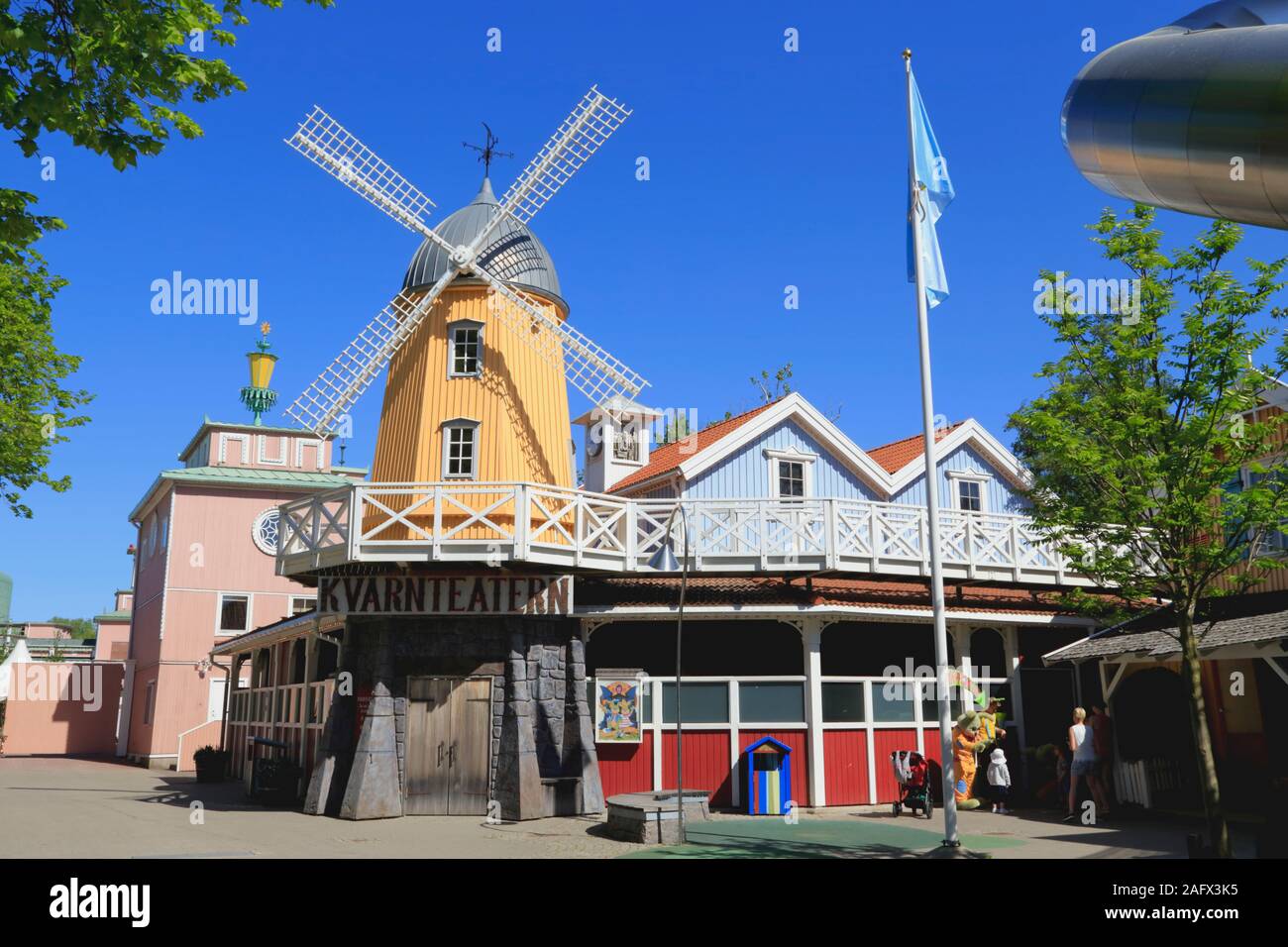 Le moulin à vent jaune et façade de la Children's Theatre, dans Kaninlandet Kvarnteatern, lapin (Terre) dans le parc d'attractions Liseberg à Göteborg, Suède. Banque D'Images