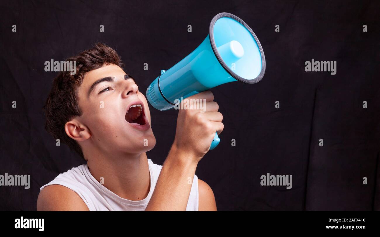 Adolescent crier avec megaphone Banque D'Images