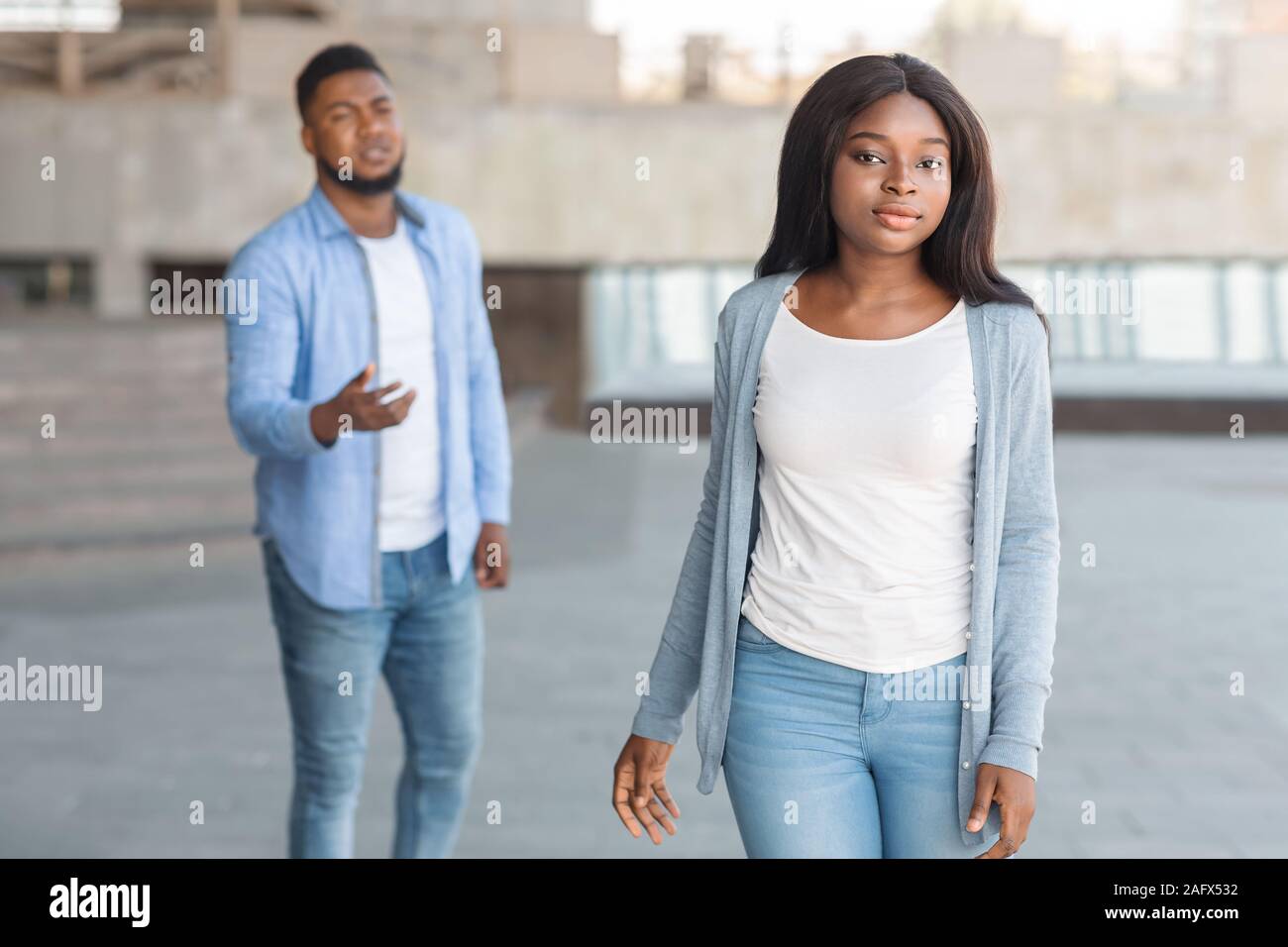 Femme noire triste de quitter son petit ami se plaindre après querelle Banque D'Images