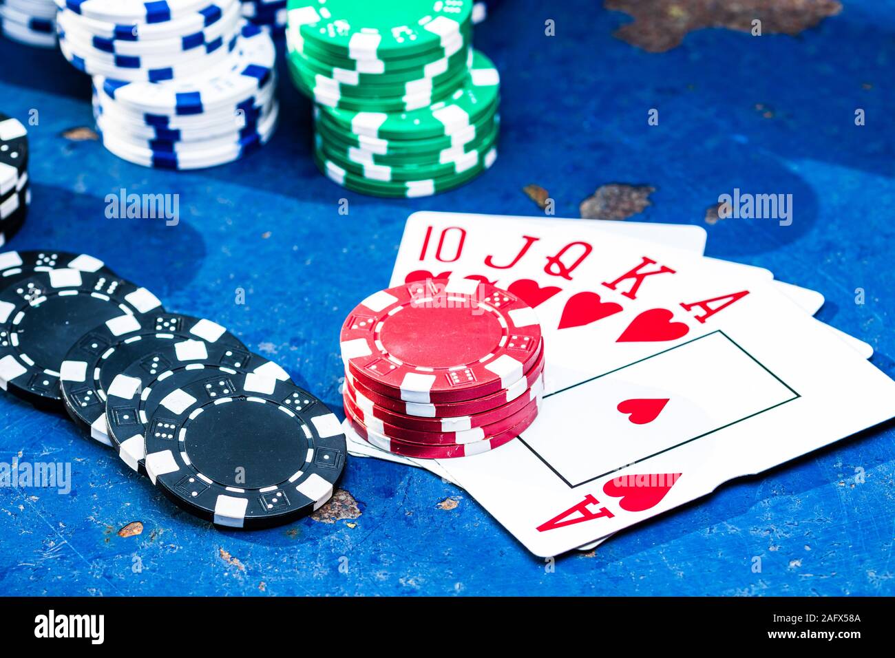 Jeu de poker gratuit. Concept de casino pour les entreprises, risque,  chance, bonne chance ou le jeu. Pile de jetons de poker et jeux de cartes,  Close up, isolé Photo Stock -