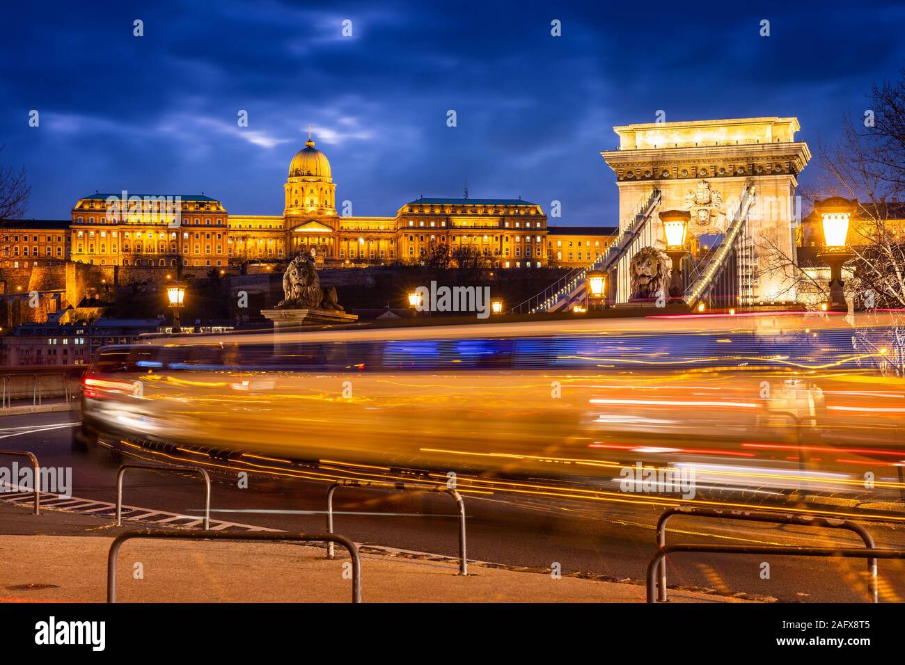 Pont des chaînes de Budapest dans la nuit avec un treffic sur la colline du château de Buda Banque D'Images