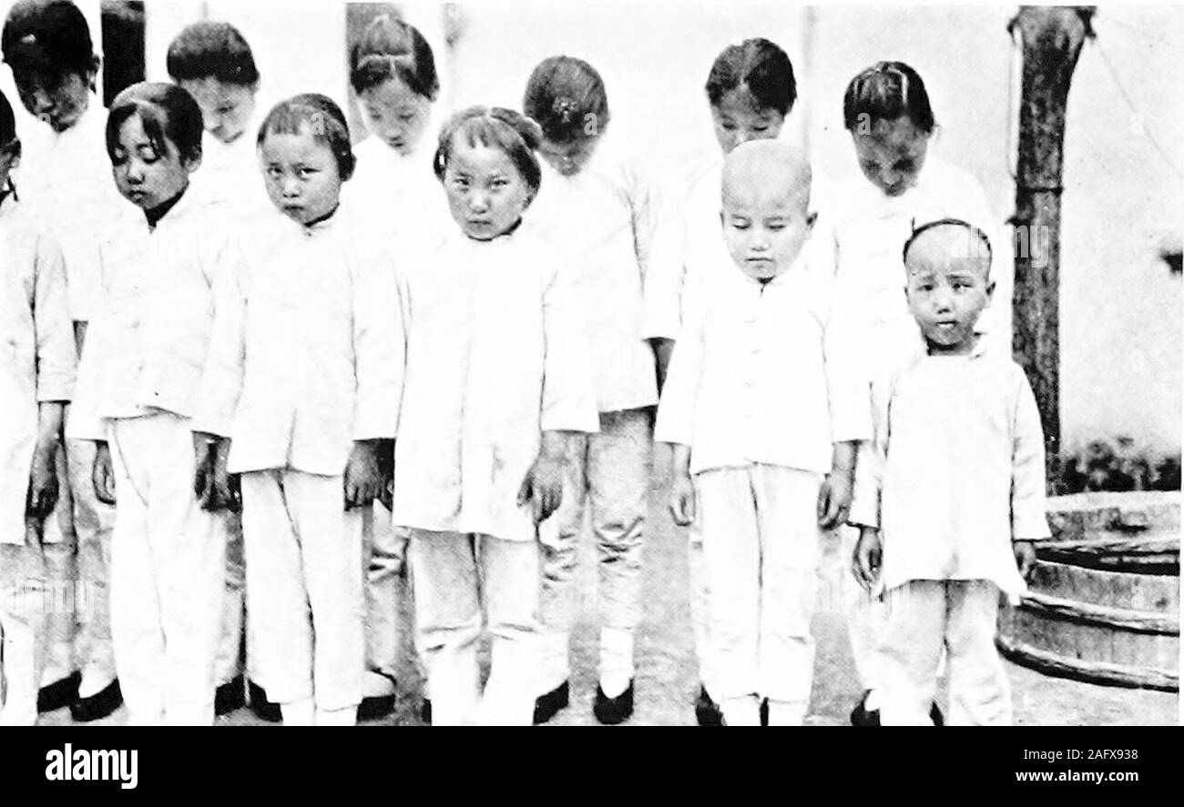 . Peking : une enquête sociale conduites sous les auspices de l'Université de Princeton Center en Chine et le Peking Young Men's Christian Association. icity à thehouses de la prostitution et en retirer grand profit financier.les concours de beauté sont effectuées parmi les prostituées de l'sakeof la publicité la presse peut donner aux gagnants, et specialwrite-ups de tels événements sont publiés, avec pic-tures de la femme. Dans certains des journaux de Pékin attrac-tive des photos des femmes sont collées à côté de l'advertisementfor les maisons, alors que dans d'autres, une page entière sera donnée en haut Banque D'Images