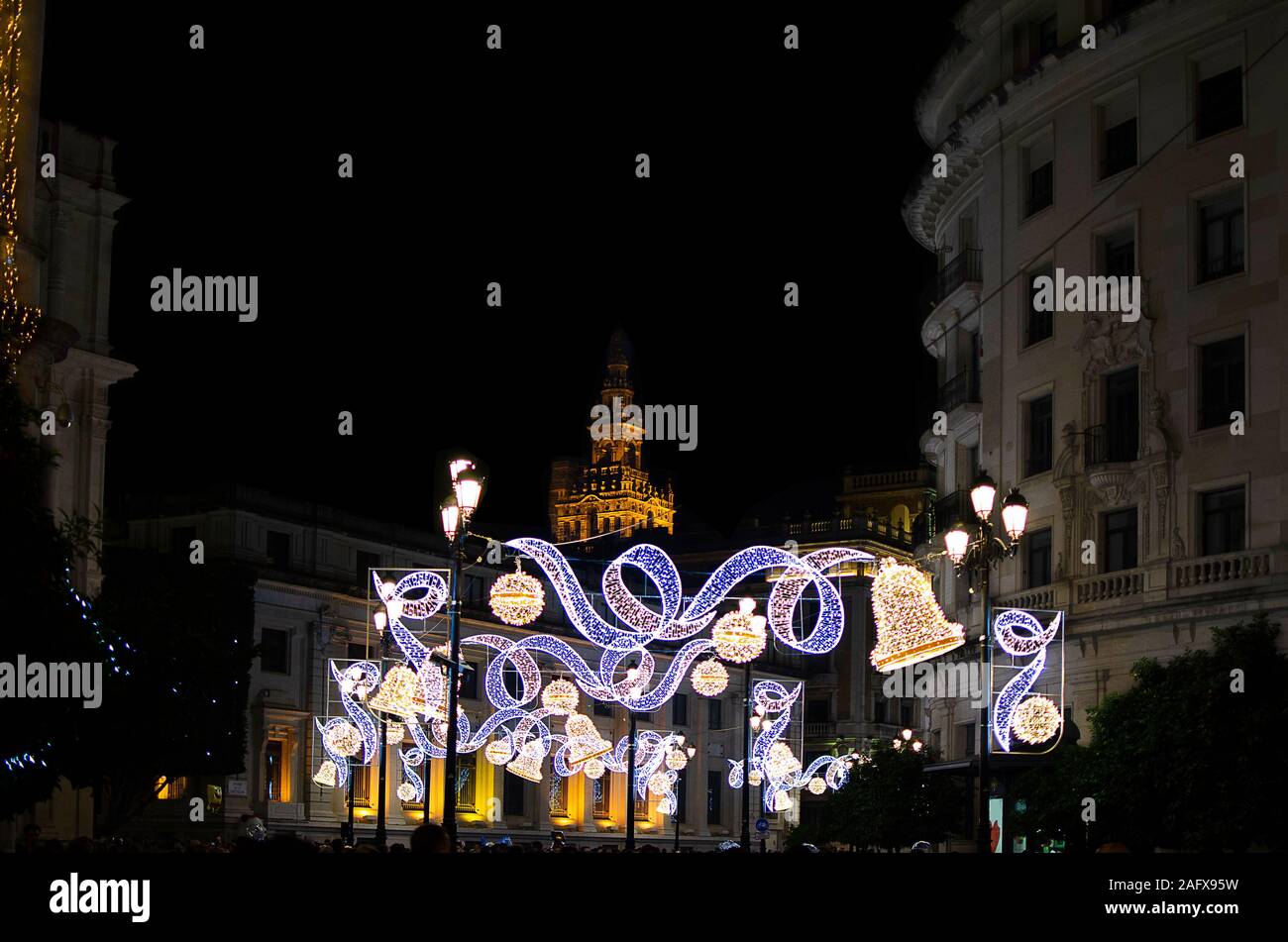 Vue sur les décorations de Noël à Séville avec la Tour Giralda en arrière-plan Banque D'Images