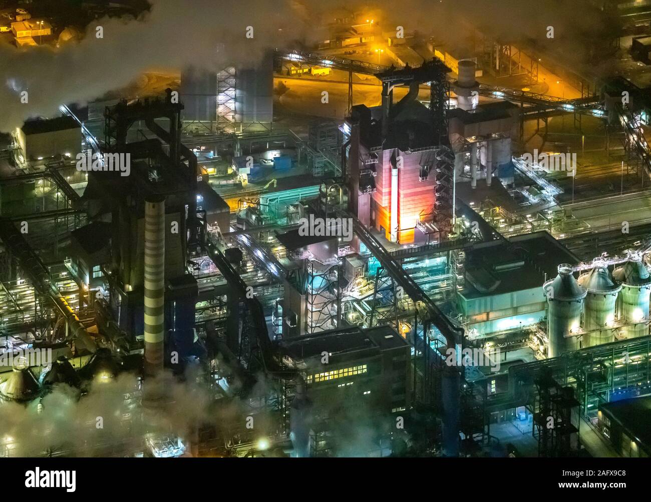 Photo aérienne, vue de nuit, thyssenkrupp Steel Europe - oxygène Steel mill 1, haut fourneau Thyssen, la production d'acier, industrie de l'acier, Beeck, Duisburg, R Banque D'Images