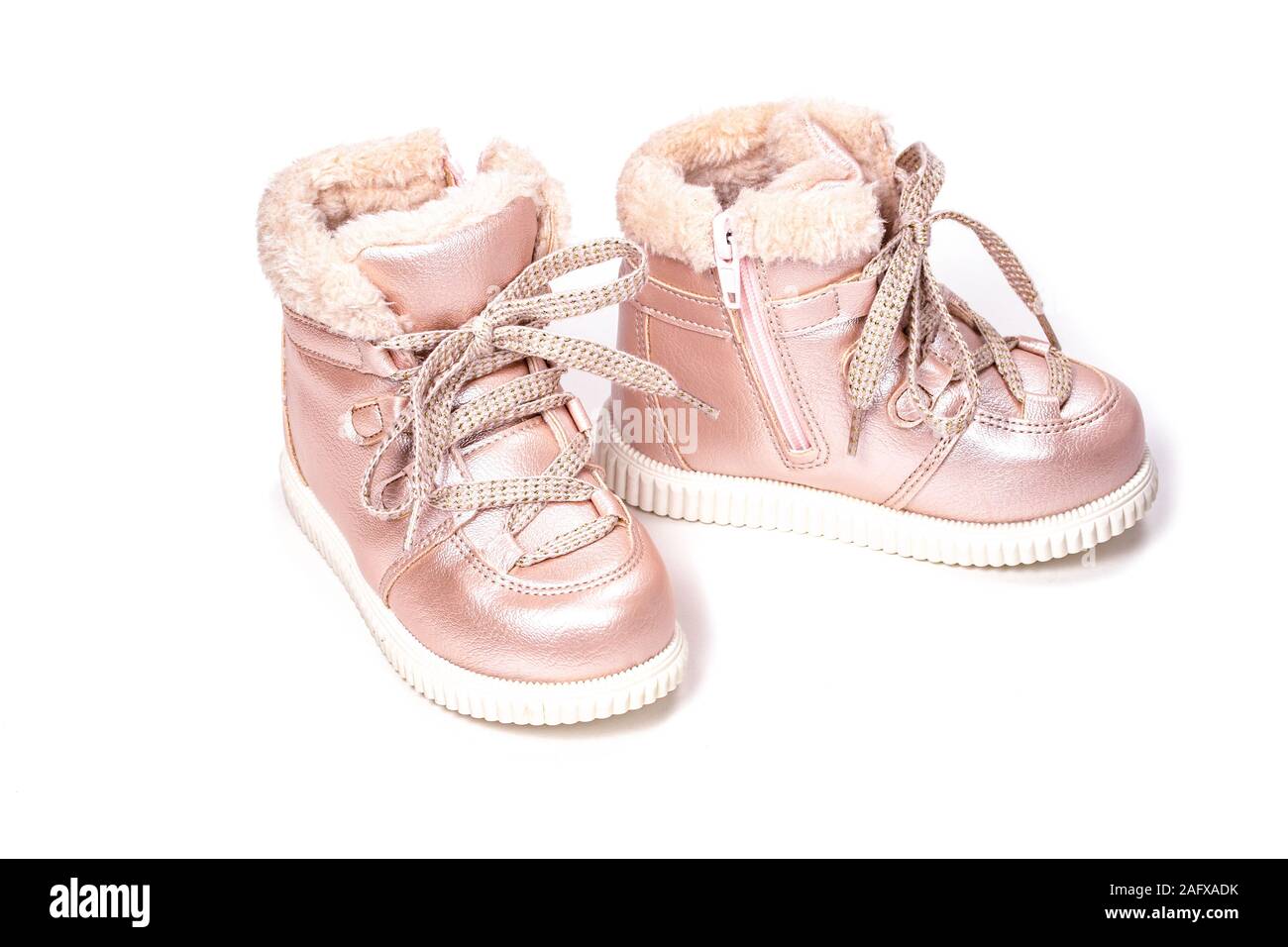 Chaussures Enfants bottes rose, avec la fausse fourrure pour l'hiver sur un  fond blanc. Le laçage, semelle blanche, fausse fourrure rose,  l'éco-friendly enfants chaussures d'hiver Photo Stock - Alamy