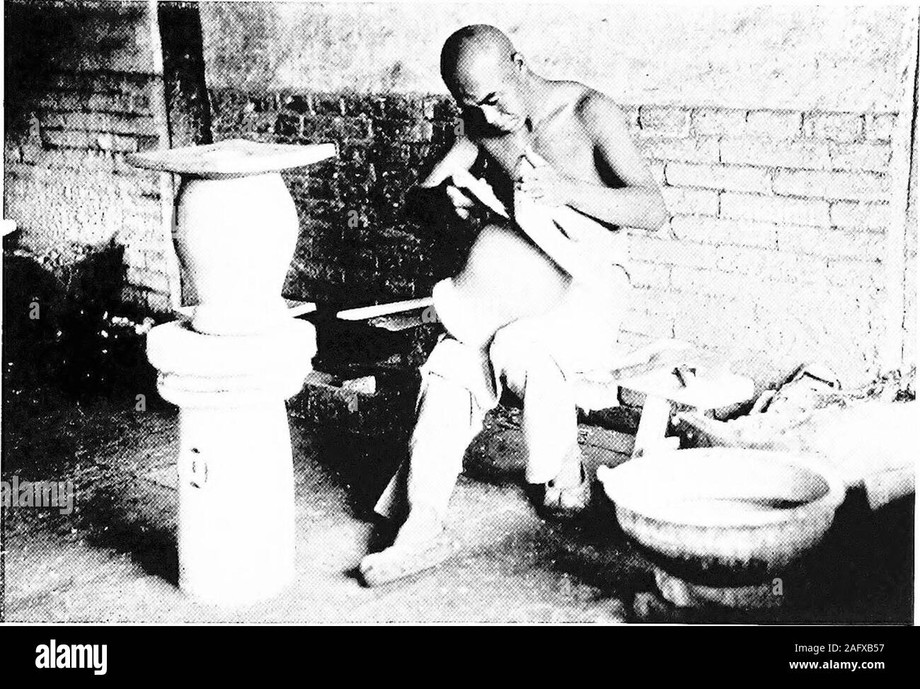 . Peking : une enquête sociale conduites sous les auspices de l'Université de Princeton Center en Chine et le Peking Young Men's Christian Association. En cloisonné.. Même PAS UNE ROUE Potiers de faire d'une cuisinière. La plupart d'Pekings industries sont encore dans le stade de l'artisanat. Thatburn boules de charbon poêles en argile faites de terre et de poussière de charbon sont façonnées entièrement à la main. Banque D'Images