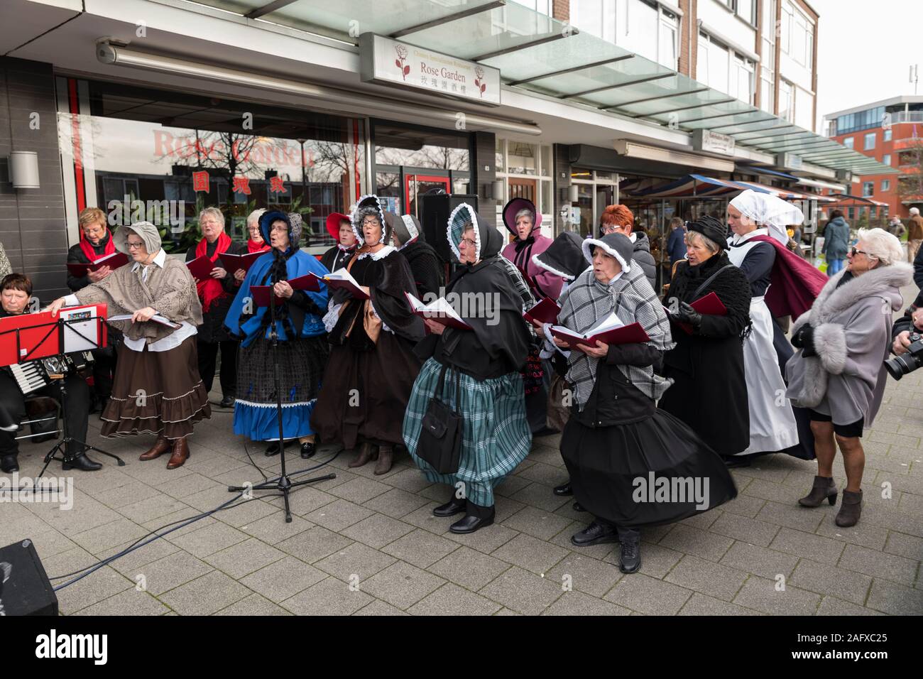 Pernis,Hollande,14-12-2019:un chœur de femmes en costume traditionnel de chanter des chansons de Noël sur le marché au cours de l'dickensfair à Rotterdam Banque D'Images