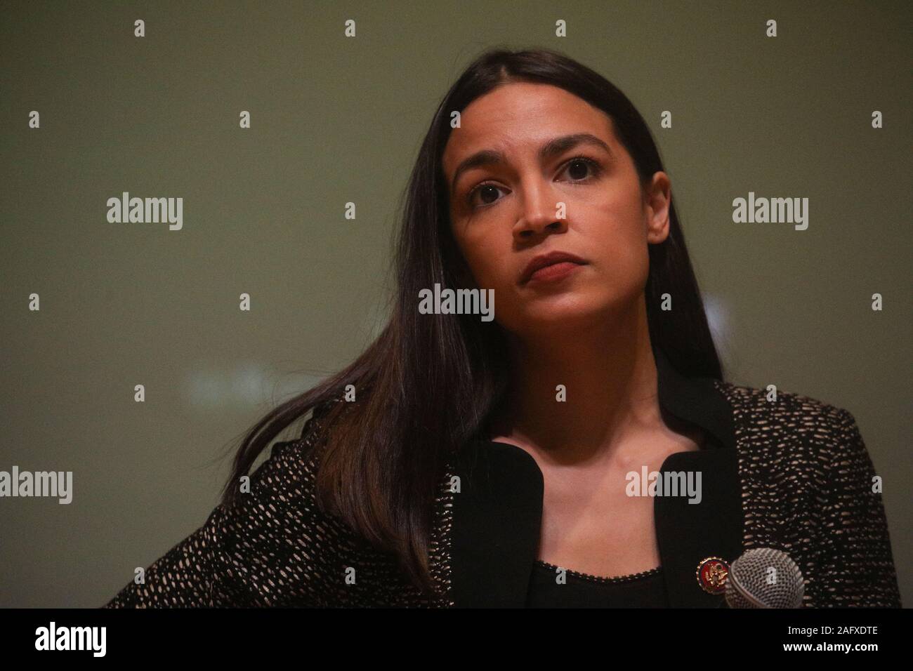 17 décembre 2019, New York, NY, USA : Dec 14, 2019 : Alexandrie Ocasio-Cortez ont tenu une mairie au P.S. 150 qui est à 40-01 43e Ave, Sunnyside, Queens. ...NY DAILIES OUT ! (Crédit Image : © Dan Herrick/Zuma sur le fil) Banque D'Images 17 décembre 2019, New York, NY, USA : Dec 14, 2019 : Alexandrie Ocasio-Cortez ont tenu une mairie au P.S. 150 qui est à 40-01 43e Ave, Sunnyside, Queens. ...NY DAILIES OUT ! (Crédit Image : © Dan Herrick/Zuma sur le fil) Banque D'Images