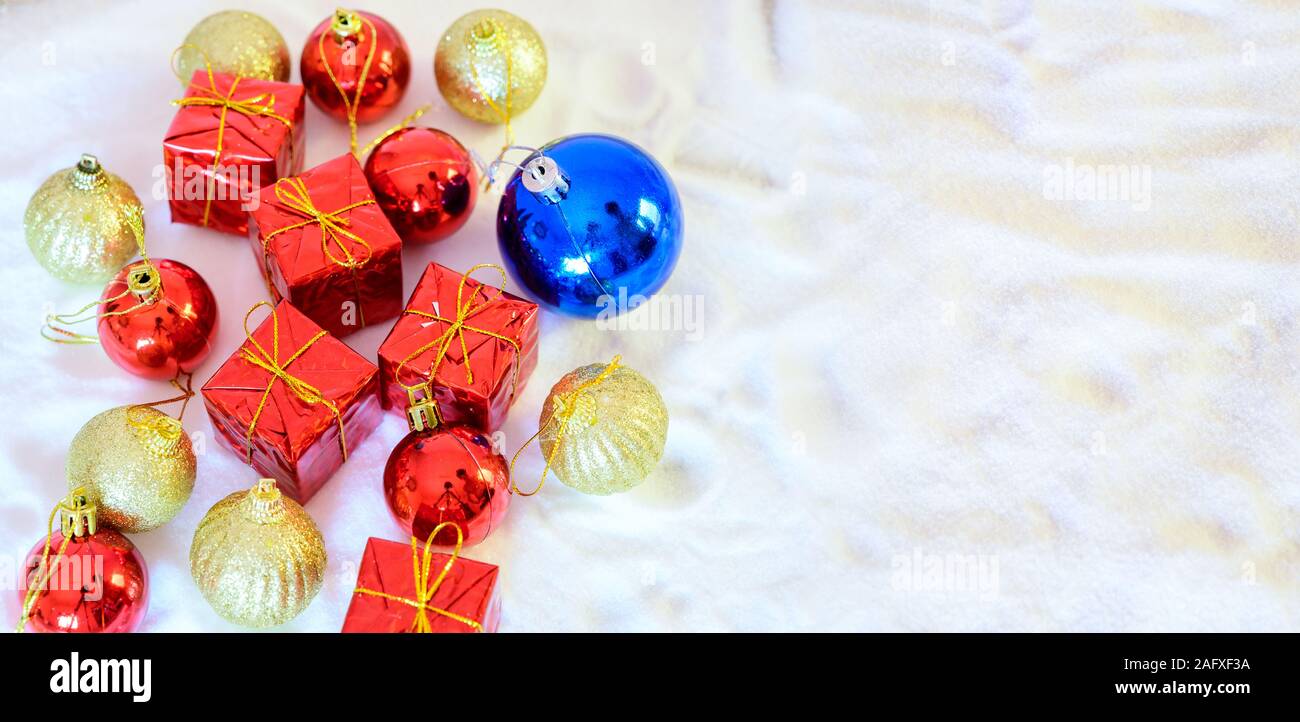 Joyeux Noël et bonne année de base d'accueil. Noël lanterne sur la neige en sapin Banque D'Images