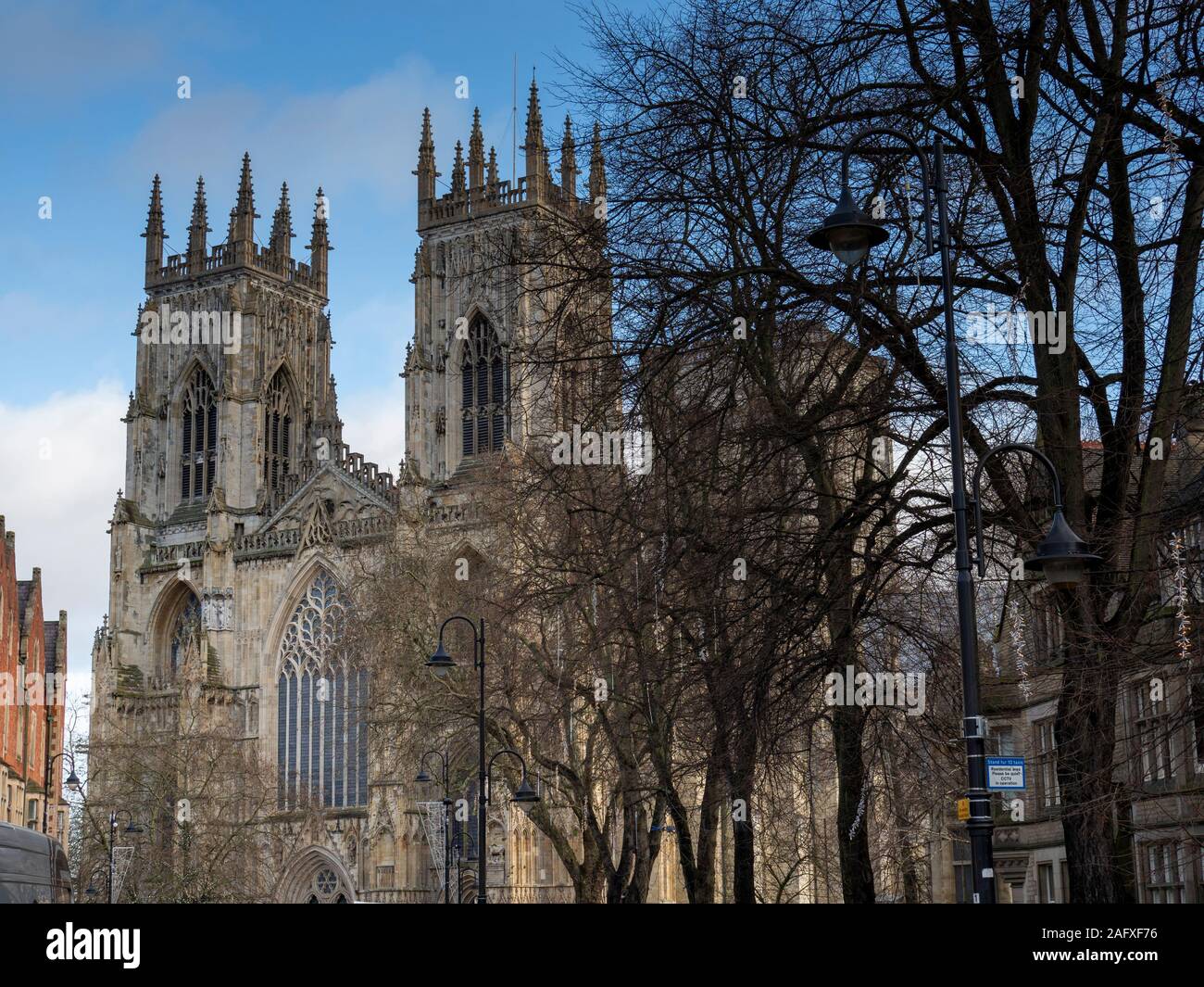 Vue de deux tours de la cathédrale de York vu de Duncombe Place à York, Angleterre Banque D'Images