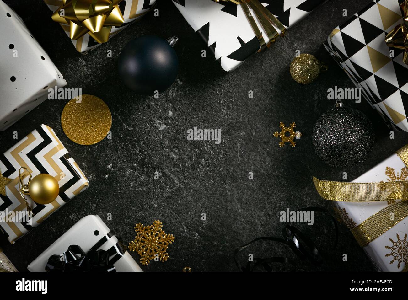 Concept de Noël - noir et doré présente et décorations Banque D'Images
