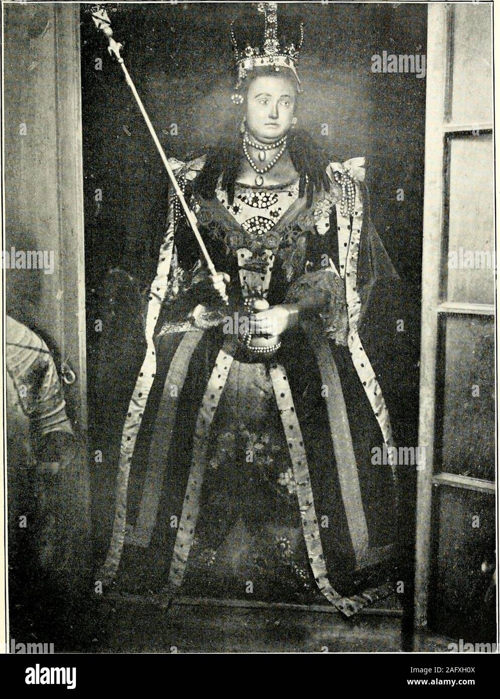 . L'appel de l'abbaye de Westminster. assoupli son souverain, et son successeur, Doyen Atterbury, dont nous speaklater, a présidé la cérémonie qui, par ordre d'lesgoujons King, George I., a été effectuée avec toute la pompe compatible avec un andceremony enterrement privé ; il a fallu, comme nuit lieu acceptés par toutes les Williams, trois semaines seulement après l'Queensdeath. Thoresby, l'antiquaire, qui avait déjà seenthe ouverture de la voûte, où jeter les cercueils de velours ofCharles II., William et Mary, et Prince George, andcommented sur le fait qu'il n'en est qu'à l'énorme cercueil roomfor lourd qui con Banque D'Images