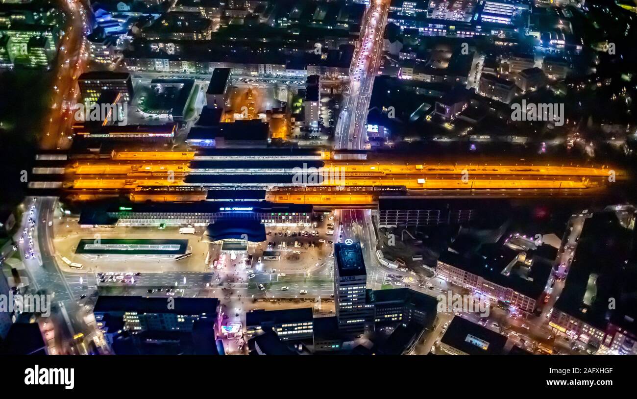 Vue aérienne de la gare de Bochum, Bochum nuit parvis de la gare de chemin de fer, de vol de nuit sur Bochum, Bochum, Ruhr, Allemagne, Europe, antenne Banque D'Images