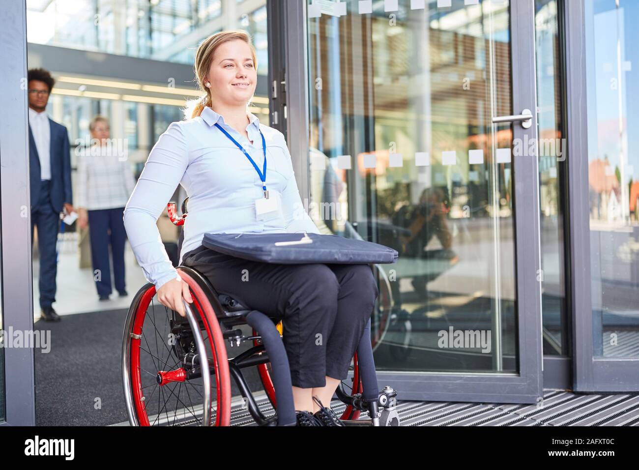 Femme handicapée dans un fauteuil roulant en face de l'office pour l'inclusion et après le travail concept Banque D'Images