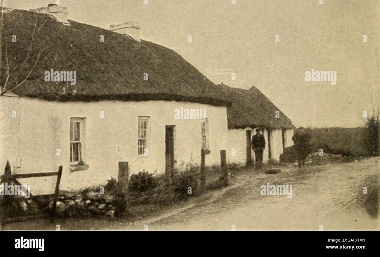 . L'histoire du méthodisme. À PARTIR D'UNE PHOTOGRAPHIE. La RUE DU VILLAGE DE DRUMSNA.Strawbiidge où Robert est né. Belle Shannon. Wesley, qui s'est rendu dans la localité en 1758, la région a trouvé un paradis de natm-e, si l'peopletreated lâchement de lui. Les dates de la vie Strawbridges sont très incertaines. Il issaid d'avoir été converti dans son village natal et joinedthe méthodistes. Chassés par la persécution à cause de hisproselyting parmi ses voisins catholiques, il s'est réfugié et inSligo Cavan, où il a exercé ses dons de prédicateur à Terryhugan.Il a épousé Mlle Piper, une dame Wesleyan, andsoon af Banque D'Images