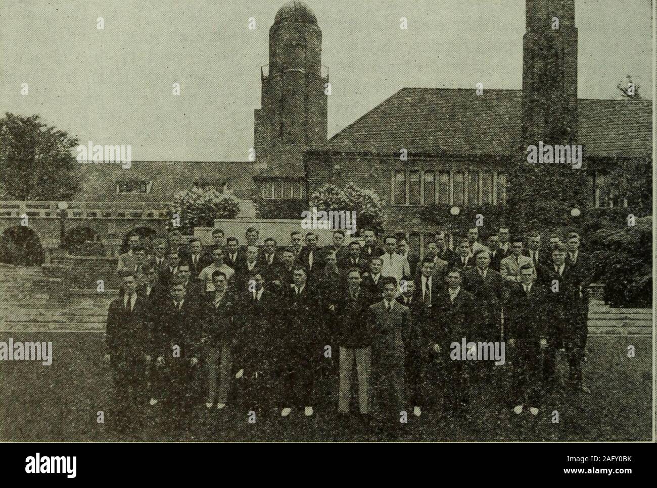 . La paume de Tau Alpha Omega. Mm. Pour CanJiJaies 1937 ihe Scholarship Awards de l'Oeirodalumniassoctaiion ah Cranbrook. Hfftefe principal de l'école de l'IHE de l'IEST M/comme^grii en. Cinq bourses accordées byDetroit Association des anciens de l'un des plus utile de se produire dans l'évolution de l'Greekworld pendant de nombreuses années a été le plan de bourses d'institutedlast printemps par notre association des anciens de Detroit. L'ensemble de l'projectjtogether avec les gagnants des bourses pour la première année a été l'ex-plained dans une lettre de Craig Richey, président de la commission,secrétaire exécutif de Daniels, ivhich suivante : M. Stewa Banque D'Images