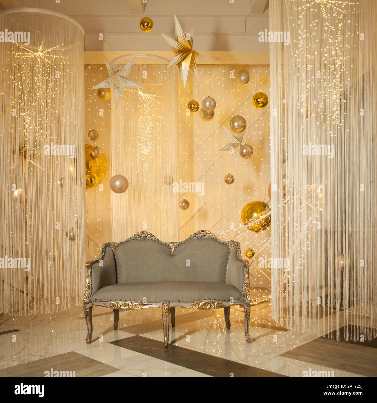 L'intérieur d'or avec canapé sur fantasy tailes toile Banque D'Images