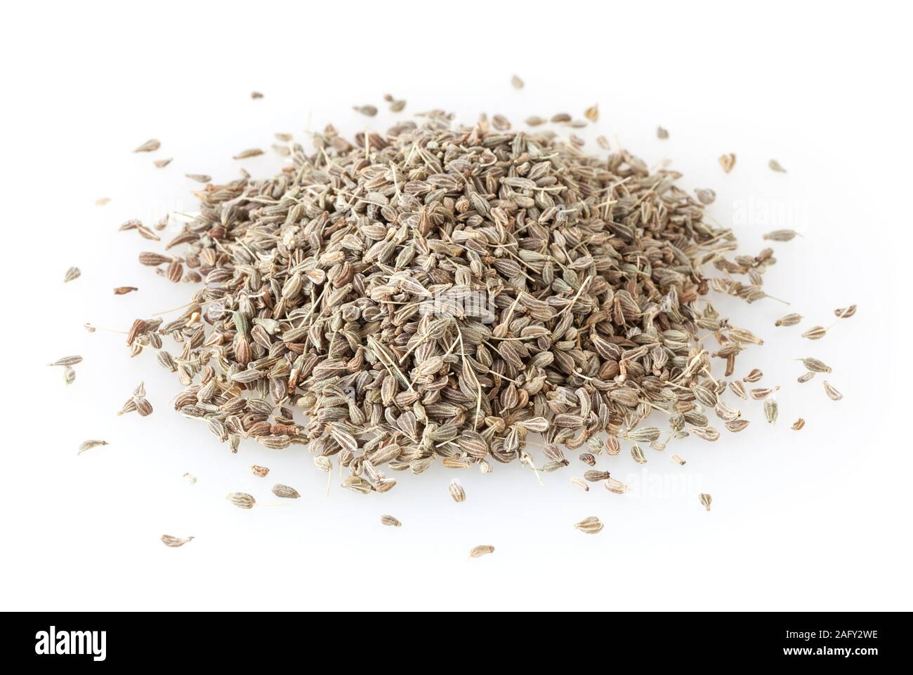 Des tas de graines d'anis isolé sur fond blanc Banque D'Images