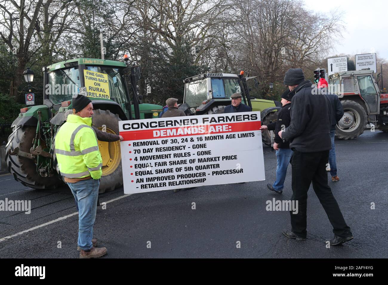 Les membres de l'agriculteurs indépendants de bloquer le trafic sur l'Irlande Dublin St Stephens Green, pour protester contre les prix de la viande bovine pour les agriculteurs. Banque D'Images