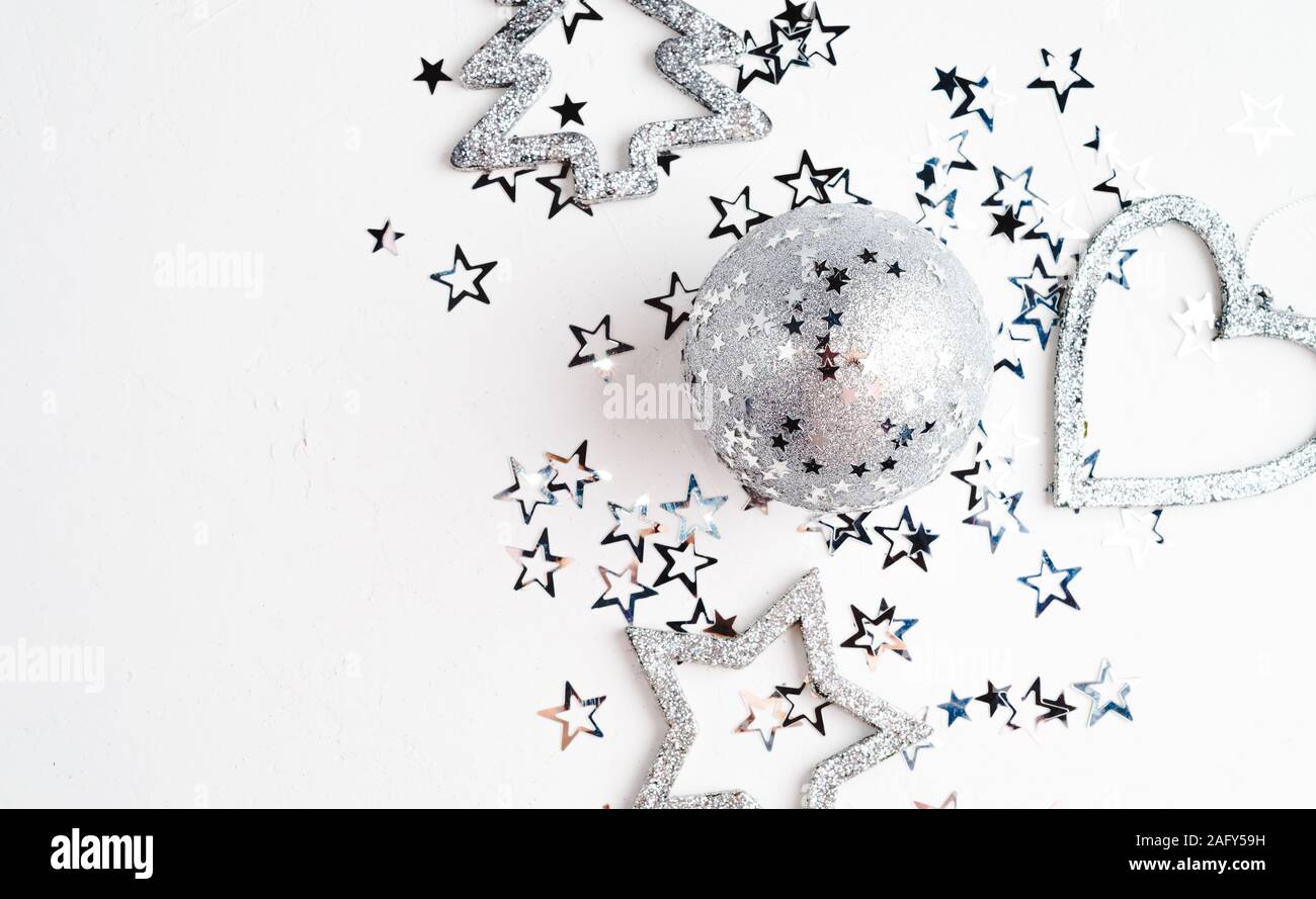 Décorations de Noël en argent, boule, cœur, étoile, arbre de Noël, sur fond blanc Banque D'Images