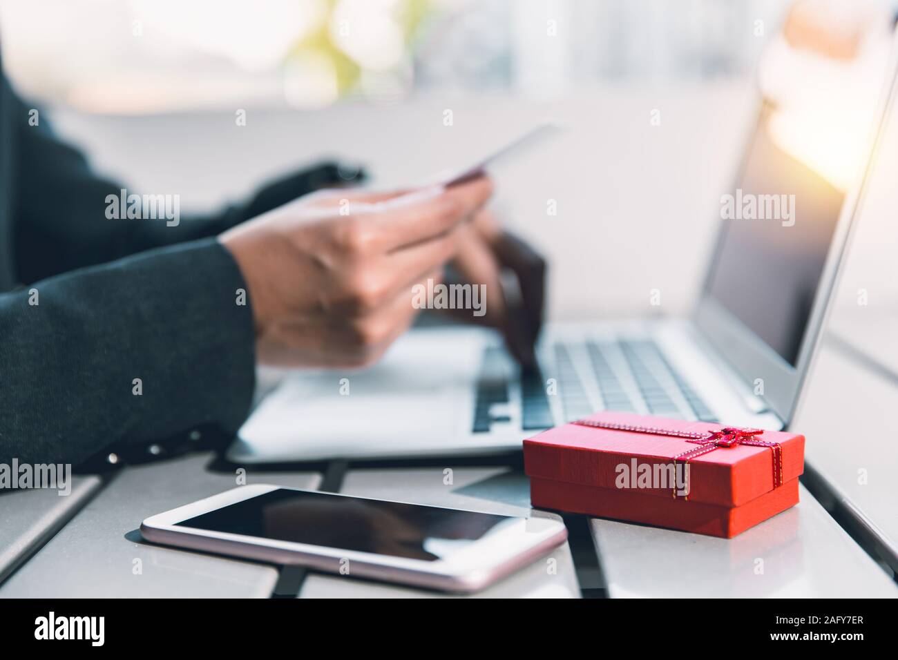 Personnes en ligne shopping cadeau pour partenaire en utilisant la saisie de la carte de crédit numéro sécurisé pour site web. Banque D'Images