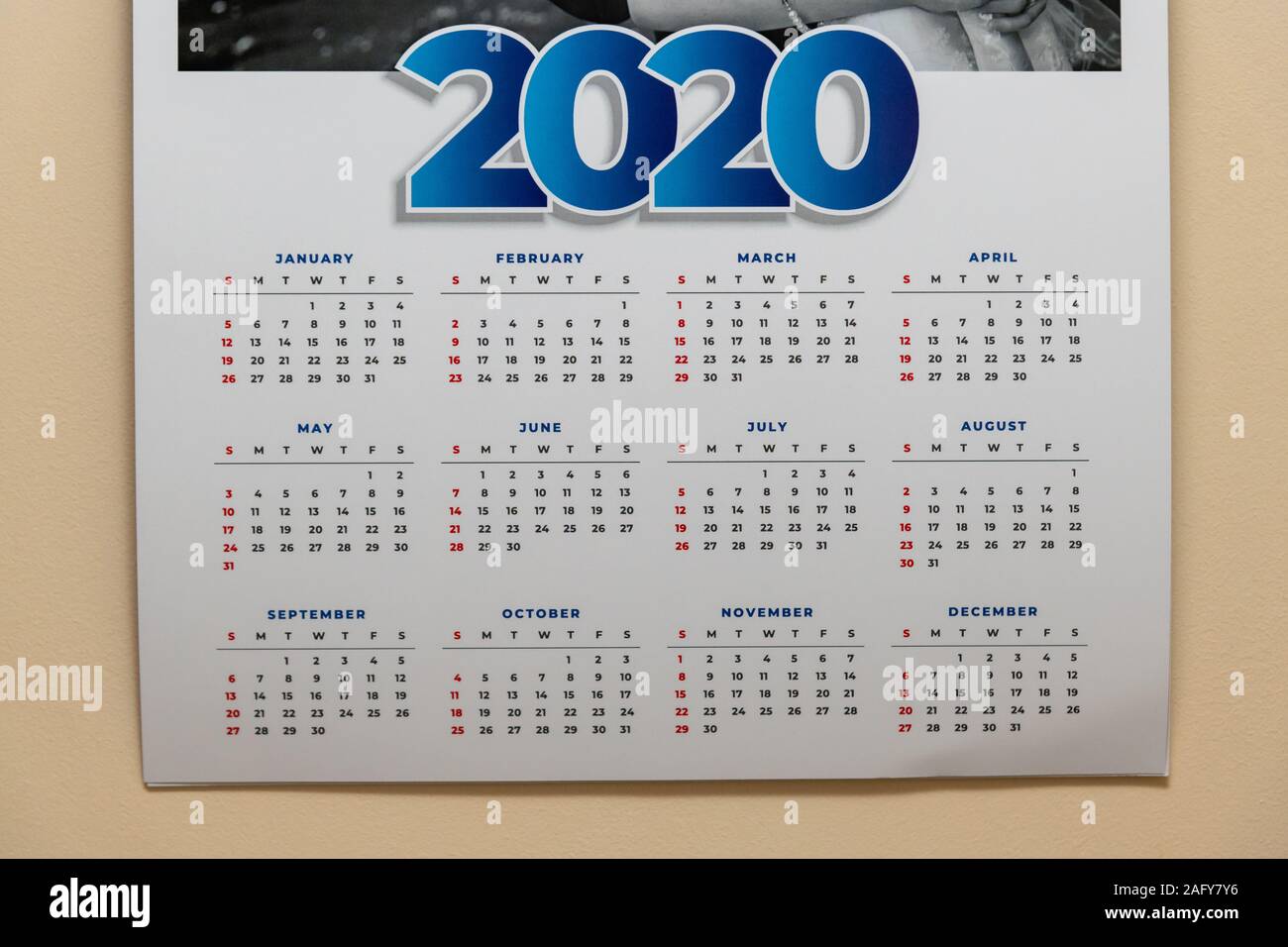 Calendrier 2020 accrochée à un mur crème Banque D'Images