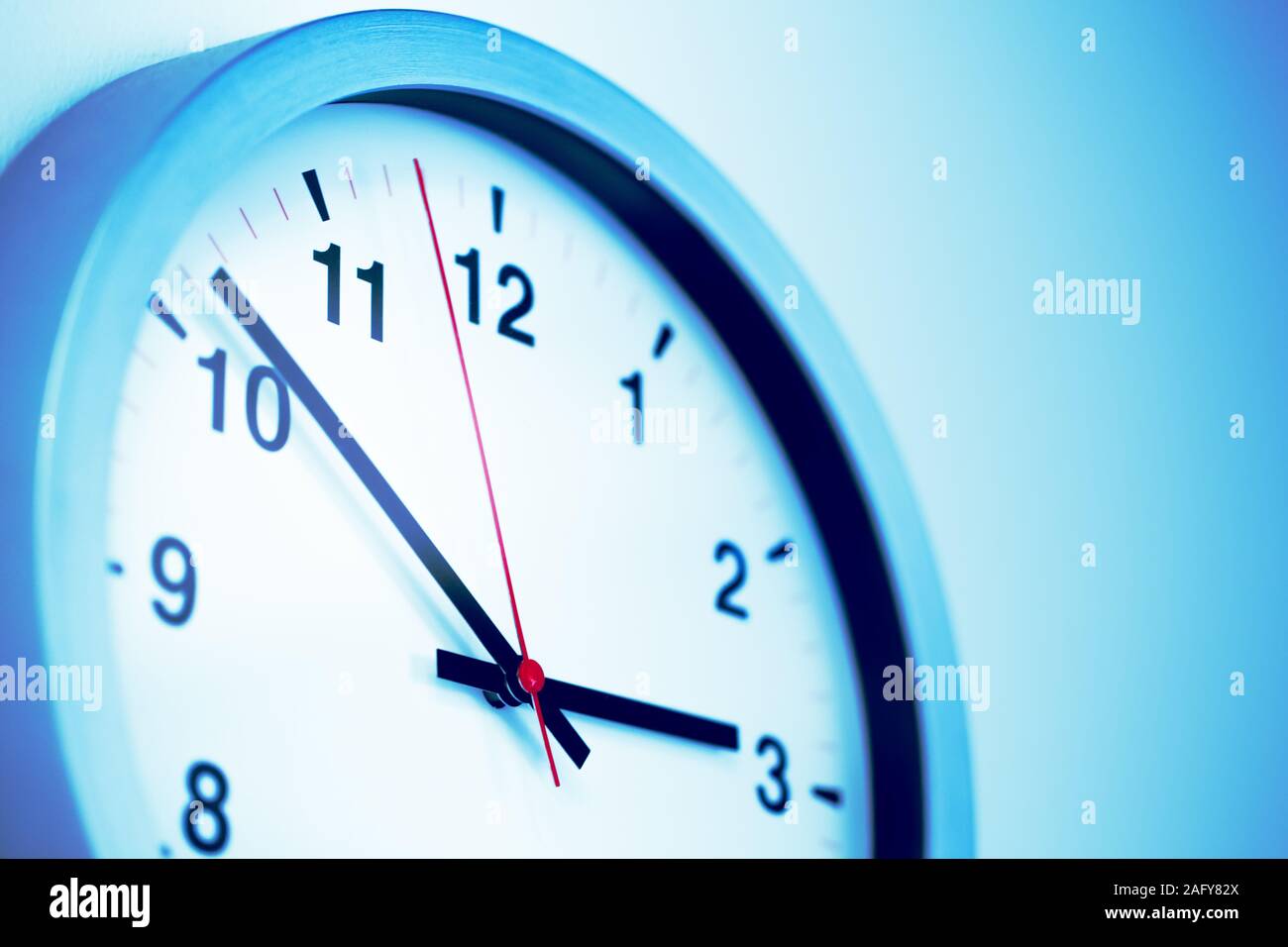 Temps libre dans le cadre de l'horloge accrochée au mur pour les heures de travail de couleur bleu ton. Banque D'Images