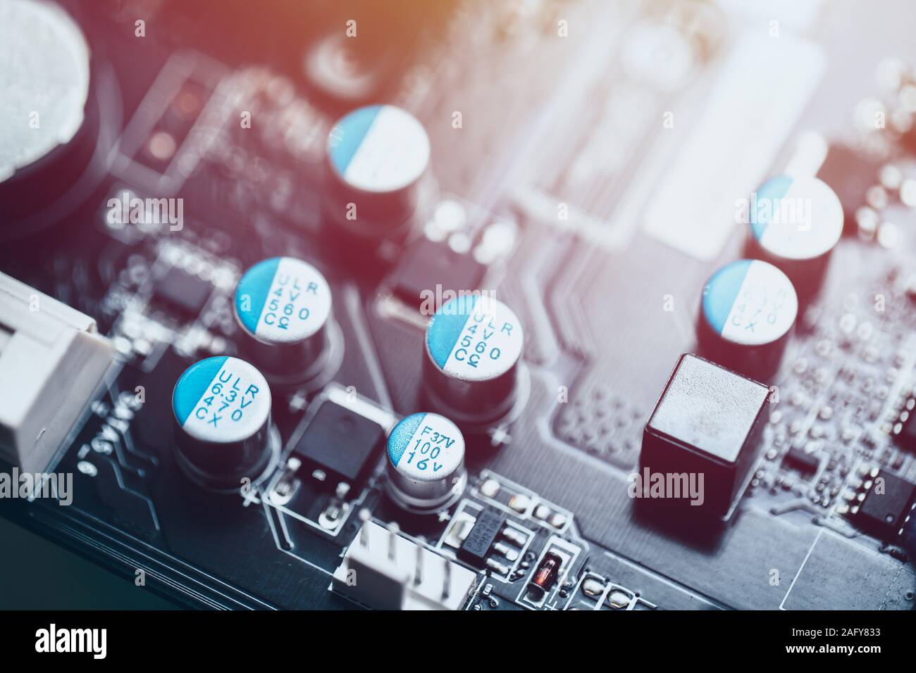 Condensateurs Solides sur circuits imprimés sur carte mère d'ordinateur. Banque D'Images