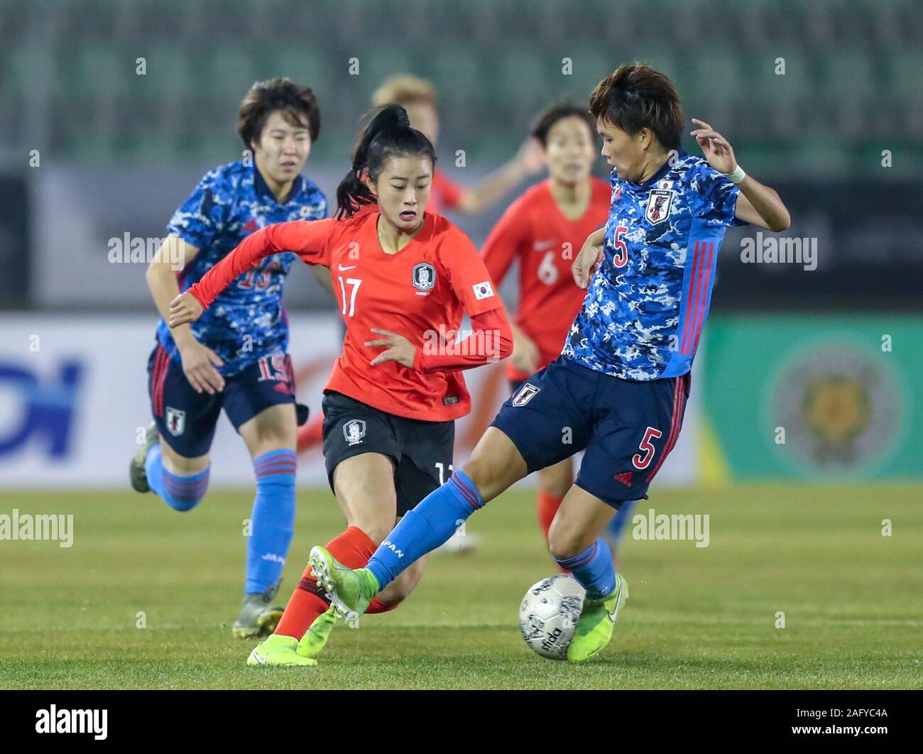 Busan, Corée du Sud. 25Th Dec 2019. Choe Yuri (L) de la Corée du Sud le dispute à Minami Moeka japonaise au cours de la women's match entre le Japon et la Corée du Sud à la coupe d'Asie de l'Est 2019 à Busan, Corée du Sud, le 17 décembre 2019. Credit : Zhang Keren/Xinhua/Alamy Live News Banque D'Images