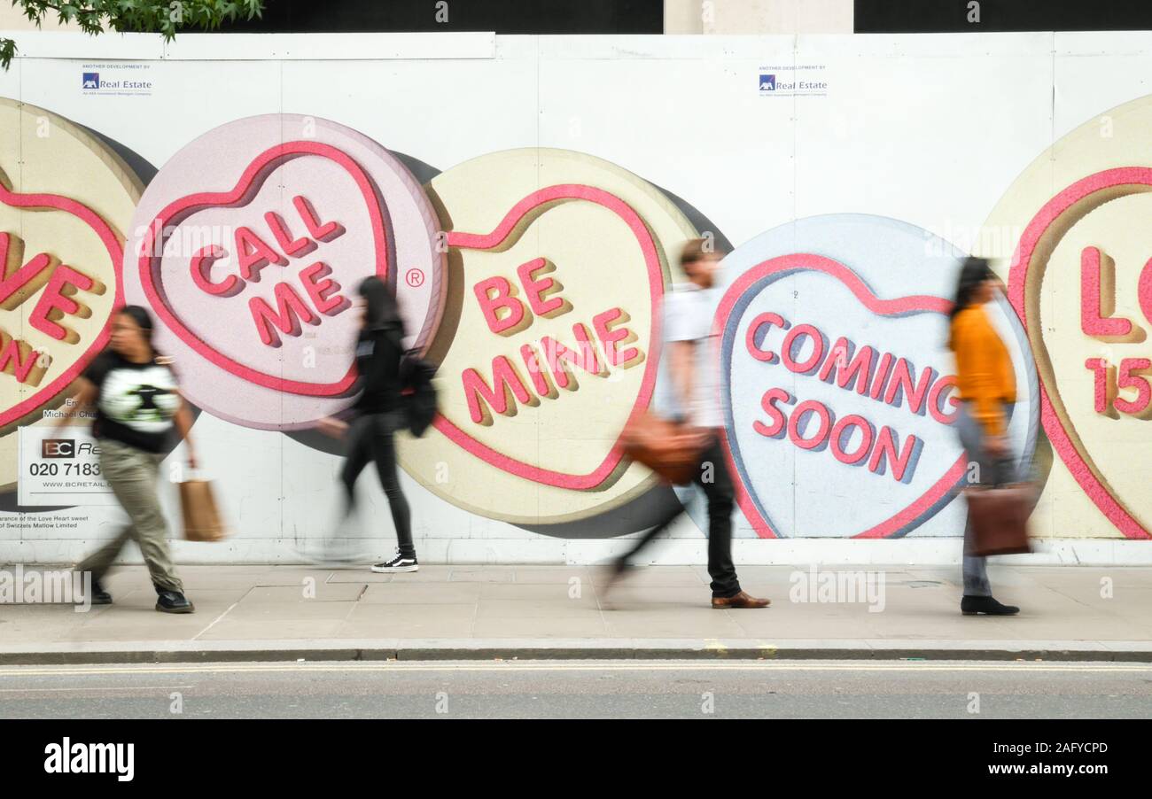 Coeurs d'amour : à venir. Motion anonyme des piétons circulent floue par thésaurisation publicité pour l'amour des Coeurs, un populaire UK sweet marque. Banque D'Images
