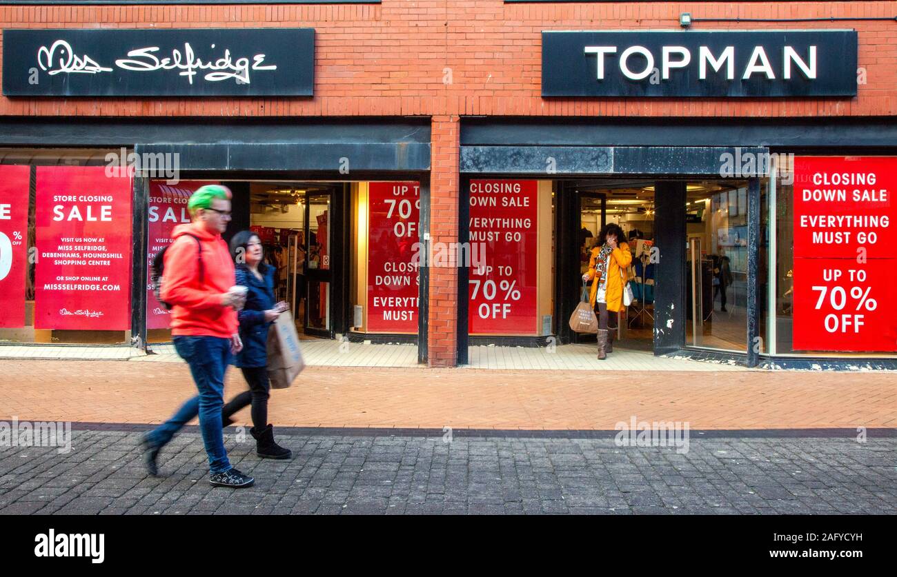 Blackpool, Lancashire. Météo britannique. 25Th Dec 2019, Miss Selfridge et shoppers Noël Topman sur un beau jour que plus de magasins fermer à Blackpool. Les détaillants de vêtements sont forcés de réduire leurs prix de près de la moitié à l'approche de Noël. Pre-Christmas ventes et de fin-de-saison promotions ont tiré les prix vers le bas. /AlamyLiveNews MediaWorldImages Crédit : Banque D'Images