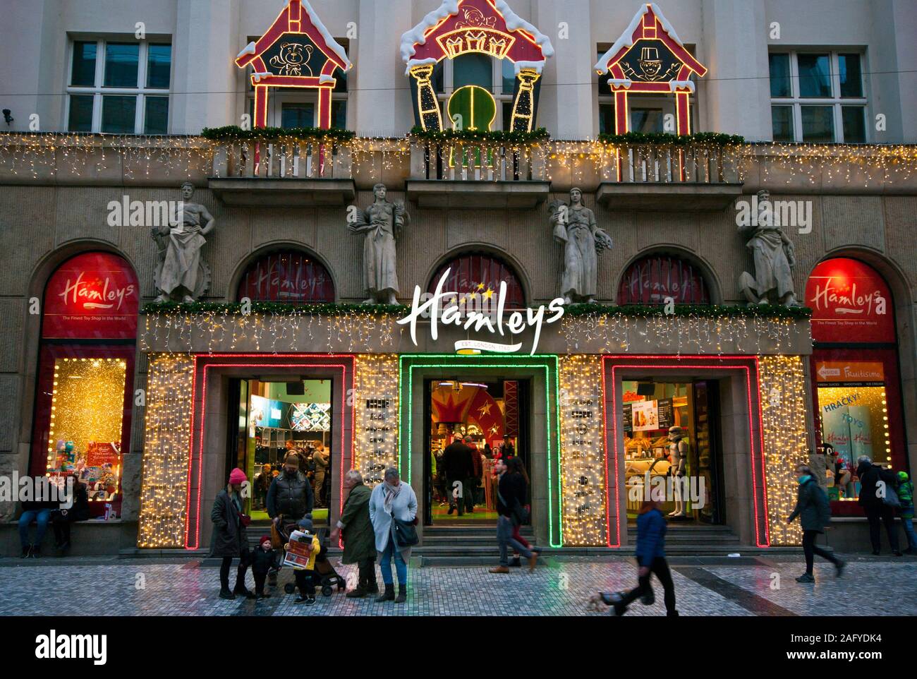 Les lumières de Noël sur l'avant de Hamleys Toy Shop Europe République Tchèque Prague Banque D'Images