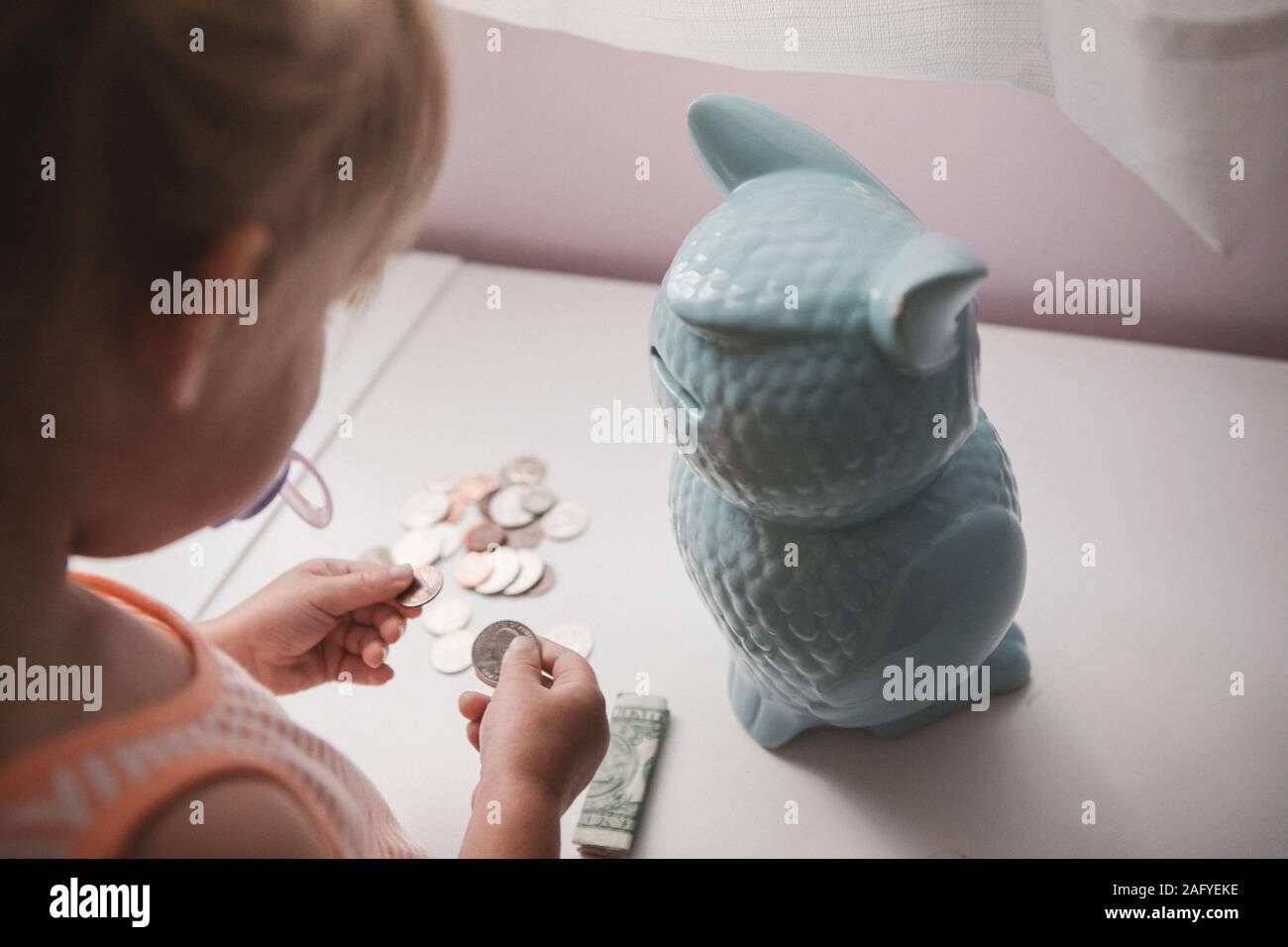 Bébé fille enregistre ses coins Banque D'Images