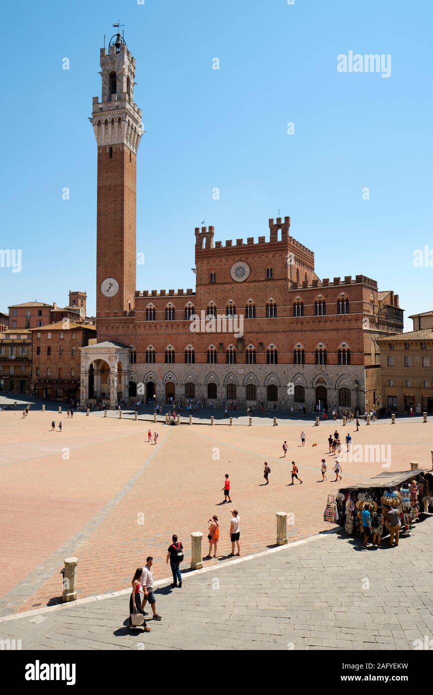 Le Palazzo Pubblico et la Torre del Mangia dans l'historique place médiévale de la Piazza del Campo, site du patrimoine mondial de l'Unesco de Sienne Toscane Italie Banque D'Images