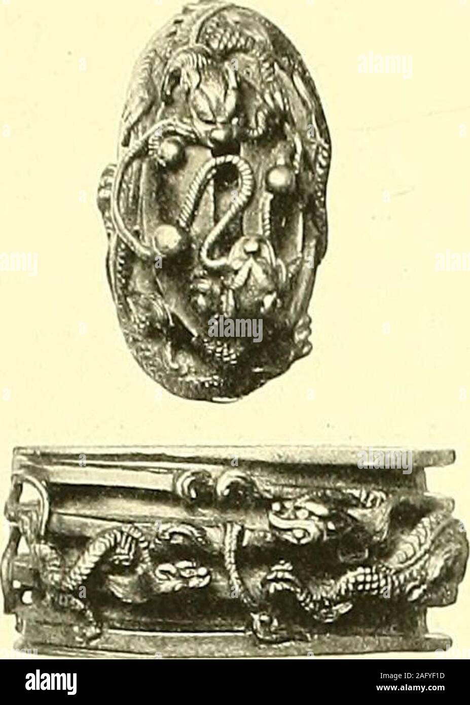 . Société Stichblätter Schwertzieraten : Sammlung und Georg Oeder, Düsseldorf : [Katalog]. ffi m m c- 669 TSUBA aus Eisen. Dans leicht er- Baumstammmit goldtauschierten habener Arbeit ein Gräsern Schattenriß einfliegender undin negativem Schmetterling. Bez.:Katsunobu Bewohner, derProvinzHizen m m ii. r(f m A derRückseite Katsiitsune, auf : 8§ ^ )r-(wohl der Verfertiger des Eisens). Gelbmetall 670 TSUBA aus. En ver- senktem et zwei secours-Drachenund Glücksperle,forum aux auf der Rückseite Welle. Randmit zusammengestelltenlateinischen sinnlos Buchstaben verziert.Bez. : Kunisliige, B Banque D'Images